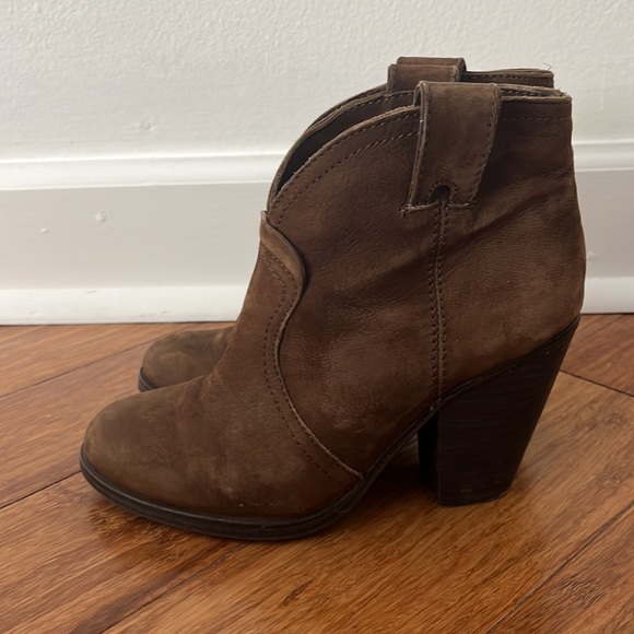 Vince Camuto ‘Hillsy’ Almond Toe Ankle Bootie - Picture 5 of 9